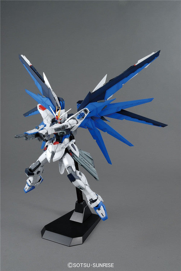 Bandai MG 1/100 ZGMF-10XA Freedom Gundam 2.0 Model Kit