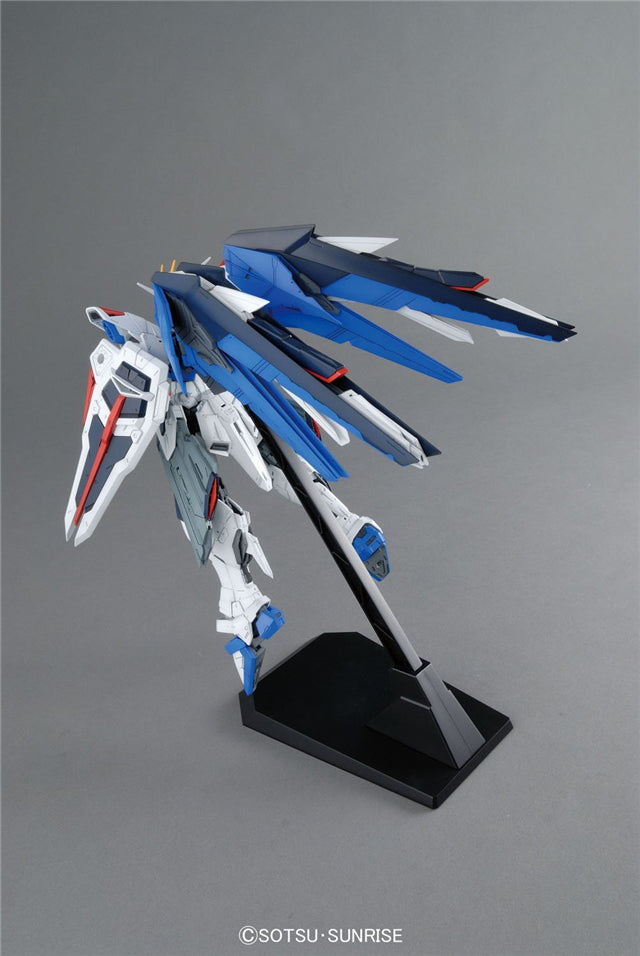Bandai MG 1/100 ZGMF-10XA Freedom Gundam 2.0 Model Kit