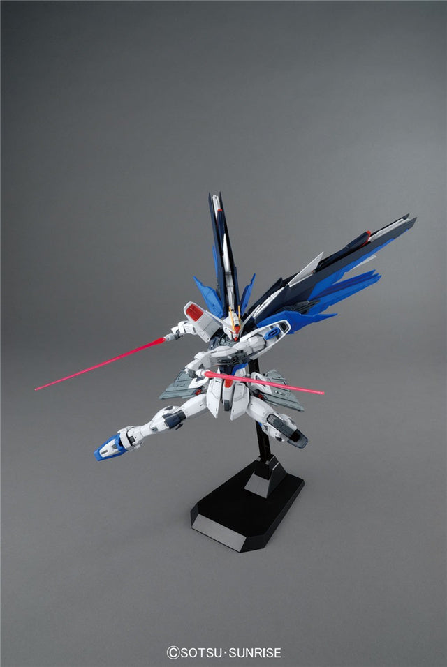 Bandai MG 1/100 ZGMF-10XA Freedom Gundam 2.0 Model Kit