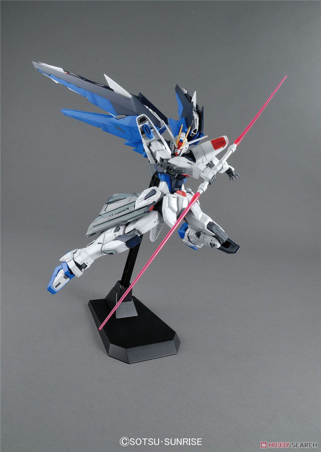 Bandai MG 1/100 ZGMF-10XA Freedom Gundam 2.0 Model Kit